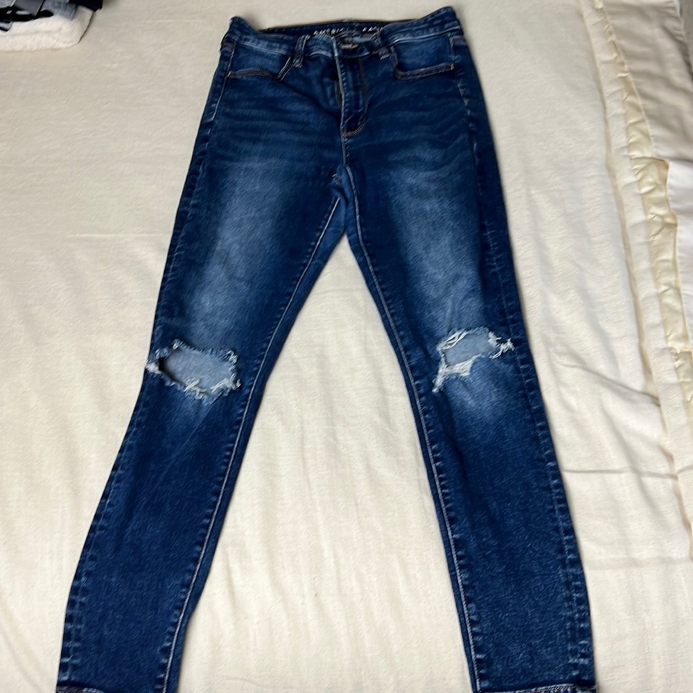 Skinny jeans with knee holes